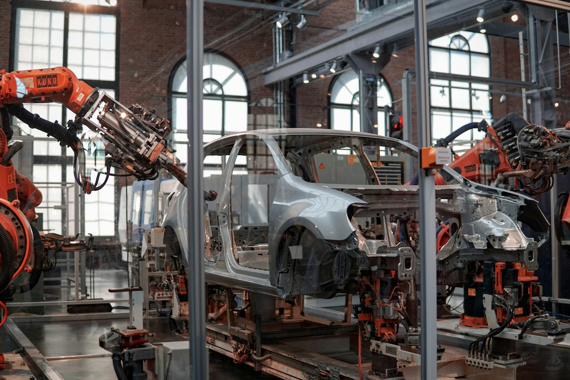 Ligne de production automatisée avec bras robotisés dans une usine moderne