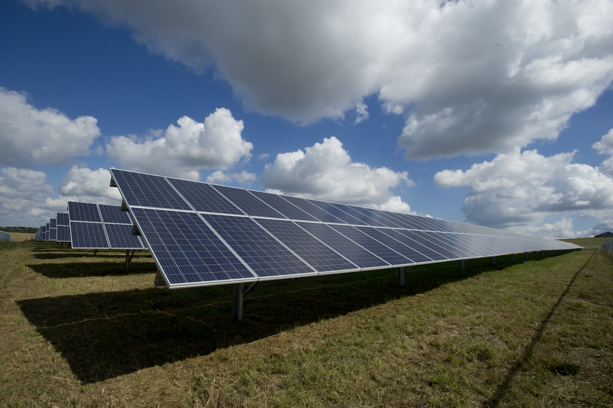 Installation de panneaux solaires industriels