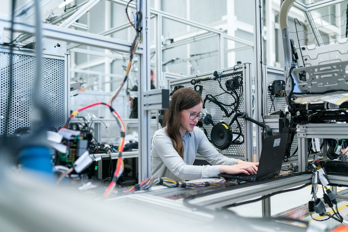Ingénieure supervisant une ligne de production automatisée