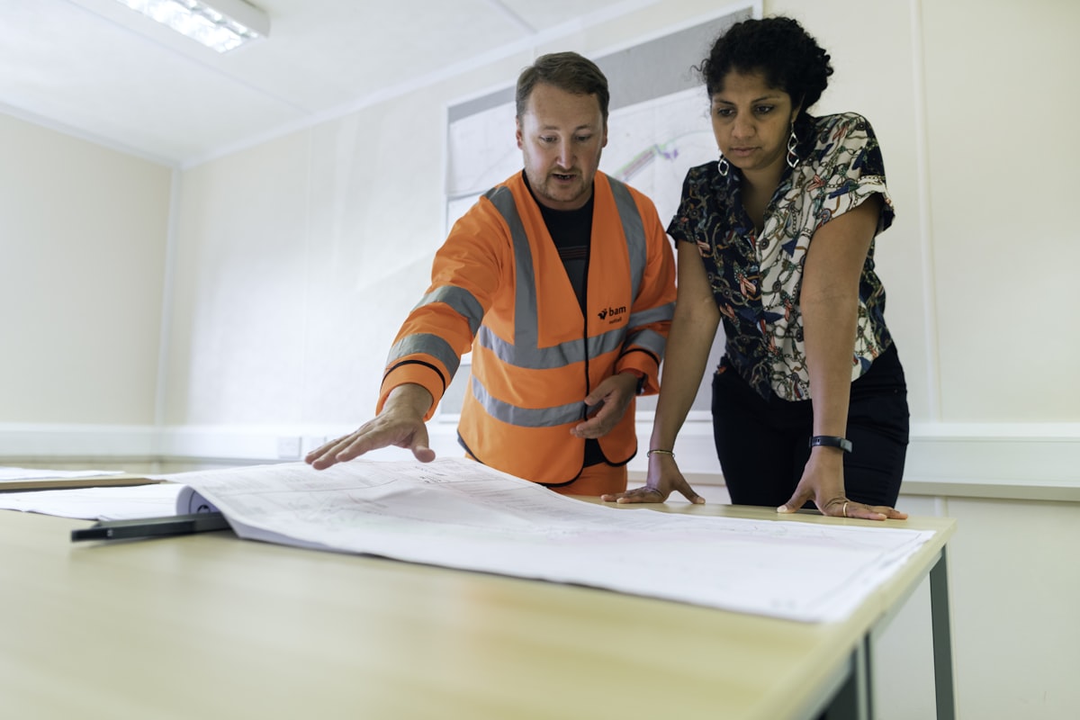 Équipe d'ingénieurs analysant des plans de projet