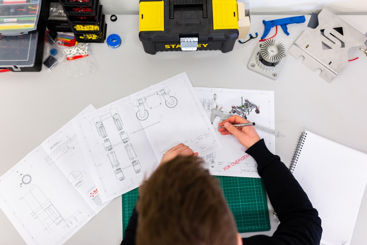 Ingénieur travaillant sur des plans techniques de conception