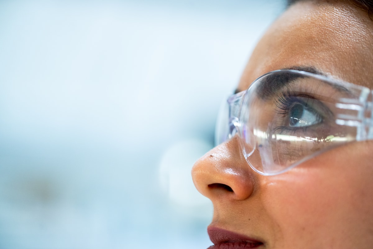Technicienne d'inspection équipée de protections individuelles